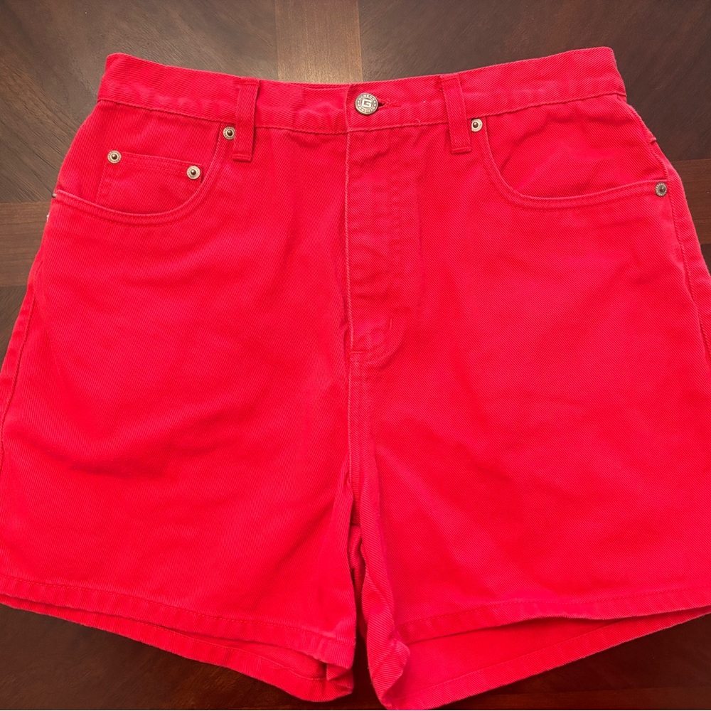 GENERRA Red Jean Shorts with High-Waisted Design and Classic Denim Style